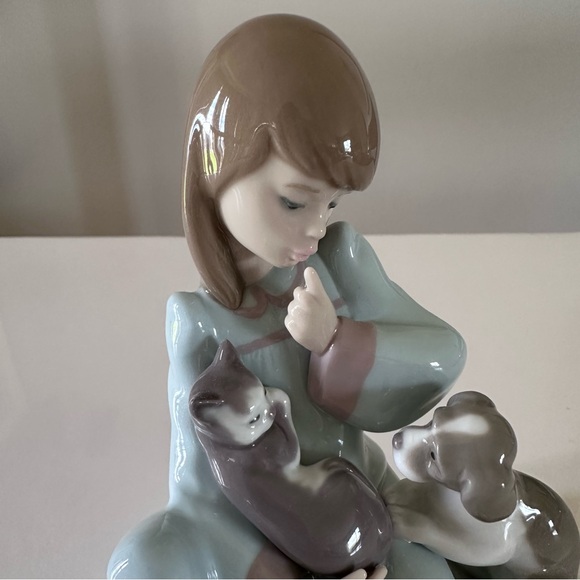 LLADRO CAT NAP Figurine Girl Holding Sleeping Cat w/ curious Dog #5640 1989 - Picture 5 of 10